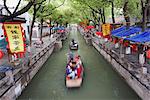 Boote unter Touristen entlang dem Kanal, Tongli, Jiangsu, China, Asien