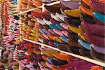 Chaussures en cuir traditionnels en vente dans un magasin à côté de la tannerie, Fès, au Maroc, en Afrique du Nord, l'Afrique