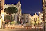 Piazza Duomo mit der Porta Uzeda im Hintergrund bei Nacht, Catania, Sizilien, Italien, Europa