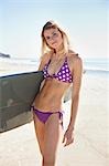 Femme avec planche de surf, Zuma Beach, Malibu, Californie, Etats-Unis