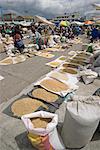 Agrafes comme le riz et les légumineuses en vente à l'énorme marché de Saquisili, au nord de Latacunga, Province de Cotopaxi, hauts plateaux du centre, en Équateur, en Amérique du Sud