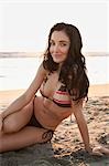 Portrait de jeune femme sur la plage, Zuma Beach, Californie, USA