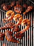 Grillé, brochettes de crevettes sur un gril au poulet