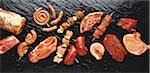 Assortiment de viandes et saucisses sur hot stone grill