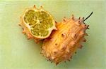 Kiwano entier et demi un kiwano