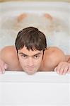 Jeune homme dans un jacuzzi