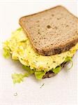 Sandwich aux œufs brouillés
