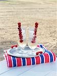 Diamant rose cocktail avec brochettes de framboises sur la plage