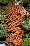 Carottes et des choux de Bruxelles au marché