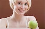 Jeune femme avec une pomme