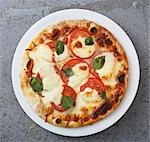 Tomaten und Mozzarella Pizza mit Basilikum