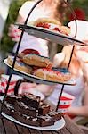 ""Brownie"", beignets & gâteau sablé aux fraises sur le stand à plusieurs niveaux