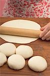 Dérouler la pâte à tortillas de femme
