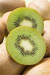 Deux tranches de kiwis sur fruits kiwi toute