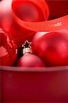 Boules de Noël rouge avec ruban