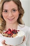 Femme tenant muesli berry