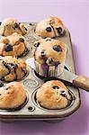 Muffins aux bleuets dans le moule à muffins