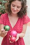 Femme tenant des boules de Noël