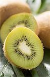 Kiwis, entières ou coupées en deux