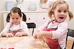 Deux petites filles, pétrir la pâte