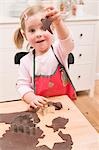 Petite fille, découper des biscuits au chocolat