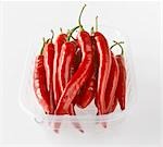 Piments rouges dans le plateau en plastique