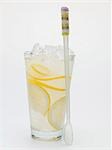 Ein Glas Limonade mit crushed Ice, Löffel daneben