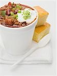 Chili Con Carne mit Sauerrahm Polystyrol Cup, Maisbrot