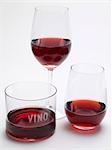 Vin rouge à trois verres différents