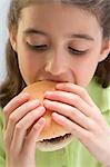 Petite fille mangeant hamburger
