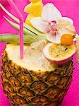 Piña Colada in ausgehöhlte Ananas