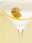 Martini avec zeste d'oliviers et de citronniers (gros plan)