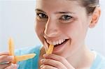 Jeune femme à manger des chips