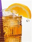 Rhum boissons avec des glaçons et orange wedge avec goutte à goutte