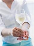 Frau Glas Weißwein mit Eiswürfeln draußen halten