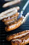 Saucisses sur le barbecue (gros plan)