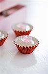 Kleine Bonbons mit Blumen in Fällen von Petit Four