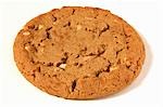 Un seul Cookie de beurre d'arachide sur fond blanc