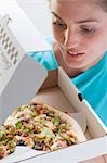 Femme avec des pizzas fraîches en boîte