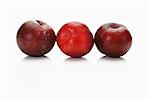 Trois prunes rouges