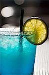 Margarita bleu avec une tranche de citron vert