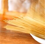 Spaghetti cru tomber dans une assiette profonde
