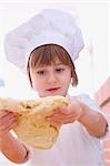 Fille dans le chapeau du chef pâtissier de manutention