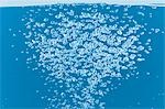 Luftblasen im blauen Wasser