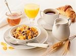 Frühstück: Müsli, Honig, Orangensaft, Kaffee & croissant