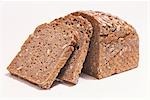 Ein Laib Finnenbrot (Roggenbrot mit Samen)