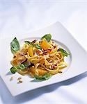 Tagliatelle-Salat mit Orangen, Radicchio und Pinienkernen