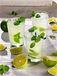 Drei Mojitos mit Limette und Minze