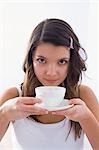 Jeune fille tenant une tasse de thé