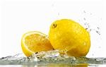 Zitronen mit Spritzwasser